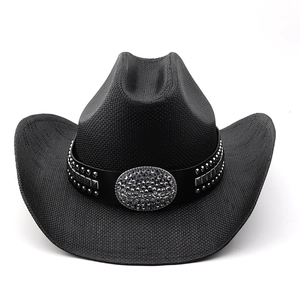 Detailaufnahme schwarzer Stroh-Cowboyhut mit Nieten und großer Strass-Schnalle am Band