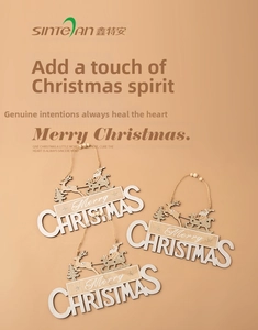 Détail de plaques de Noël en bois avec motifs de renne et du Père Noël sculptés