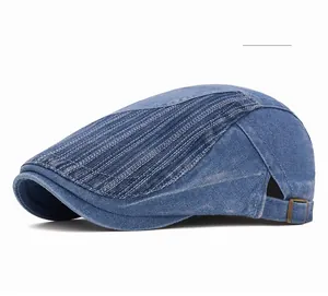 Dettaglio di berretto newsboy in denim blu con fibbia regolabile e trama a righe