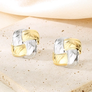 Vue détaillée des boucles d'oreilles bicolores dorées et argentées sur pierre naturelle