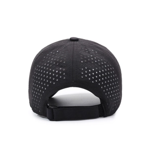 Berretto da baseball nero traspirante con fori laser e cinturino regolabile sul retro