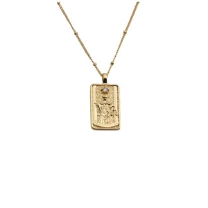 Relief détaillé de la Justice avec épée et balance sur un pendentif rectangulaire doré