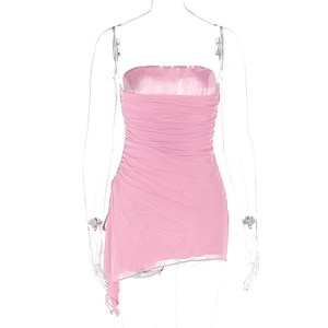 Détail de la robe moulante rose drapée montrant le tissu mesh et l'ourlet irrégulier