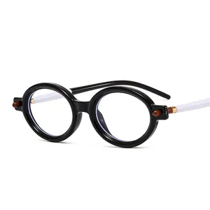 Retro-Sonnenbrille mit schwarzem Ovalrahmen und kontrastierenden weißen Bügeln