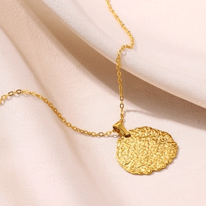Détail du collier en acier inoxydable plaqué or 18k avec pendentif à texture de lave