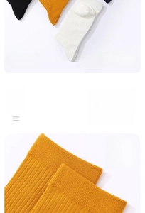 Détails de chaussettes en coton montrant le revers élastique et le tricot côtelé