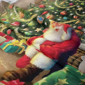 Detailansicht eines schweren Weihnachtsteppichs mit Weihnachtsmann- und Baummustern