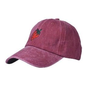 Cappellino vintage in cotone lavato bordeaux con ricamo a forma di fragola