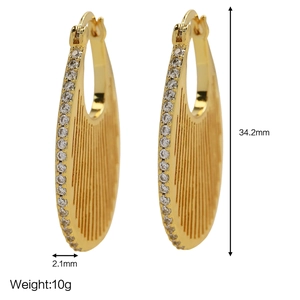 Dettaglio orecchini in ottone dorato con zirconi e dimensioni di altezza 34,2 mm