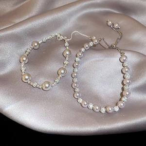 Détail de bracelets de perles élégants avec perles mauves et roses et chaînes réglables