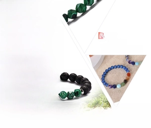 Dettaglio ravvicinato della trama porosa naturale delle perle di lava e malachite