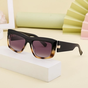 Fashionable cat eye sunglasses with tortoise frame and purple gradient lenses for women