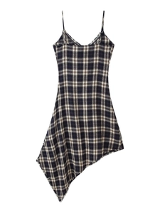 Détail de la robe à carreaux noir et blanc avec ourlet asymétrique et bordures effilochées