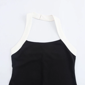 Robe en tricot à licou élégante au design contrasté noir et blanc avec dos nu sexy