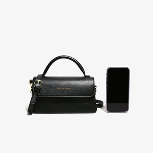 Borsa classica in ecopelle nera con fibbia dorata e smartphone per il confronto delle taglie