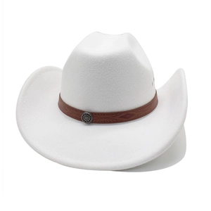 Dettaglio cappello da cowboy bianco in feltro con fascia in pelle e fibbia metallica