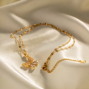 Collier pendentif papillon en acier inoxydable plaqué or 18K avec zircons sur soie