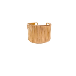 Bracelet manchette doré large en fils métalliques parallèles au design minimaliste