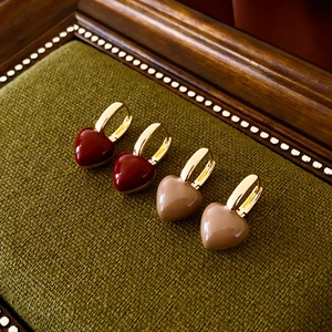 Boucles d'oreilles cœur vintage avec pendentifs en émail bordeaux et marron doré
