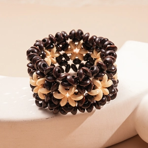 Bracelet bohème large tissé à la main avec perles de bois marron foncé et crème en 3D