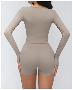 Vue arrière du haut de yoga à manches longues et du short taille haute taupe