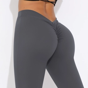 Detailansicht der Scrunch-Naht und des hohen Bundes an der dunkelgrauen Yogahose