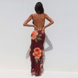Detail van bloemen maxi-jurk met dunne bandjes en een silhouet met een open rug
