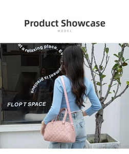 Détail latéral du sac à main matelassé rose avec logo doré et bandoulière en cuir