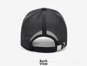 Vue arrière détaillée d'une casquette en maille noire avec boucle métallique réglable