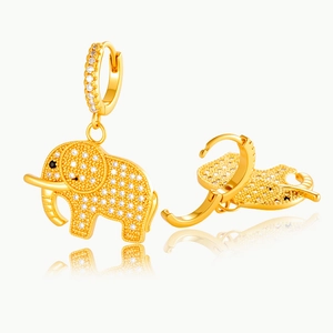 Boucle d'oreille éléphant dorée avec pavé de zircons blancs et yeux en pierres noires