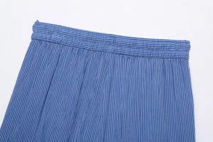 Vue détaillée du pantalon plissé bleu à rayures avec taille élastique et texture tricot
