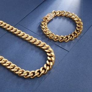 Détail de la chaîne cubaine dorée et du fermoir micro-pavé avec pierres en zircon blanc