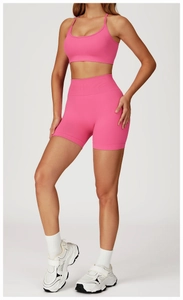 Détail de l'ensemble de yoga sans couture rose vif avec brassière sport et short taille haute