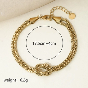 Dettaglio del bracciale a nodo dorato con estensione di 17,5 cm più 4 cm e peso di 6,2 g