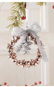 Details des roségoldenen Weihnachtskranzes mit silberner Schleife und Glitzerlaub