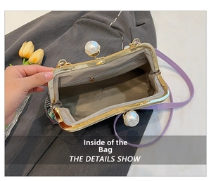 Innendetails mit grauem Stofffutter und Reißverschlusstasche der Vintage-Tasche