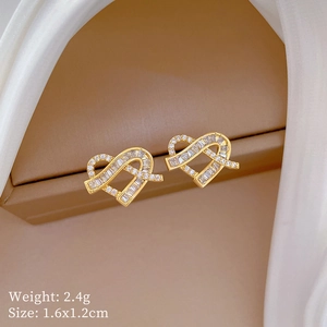 Detail of gold heart earrings with zircon inlay showing size 1.6x1.2cm and weight 2.4g