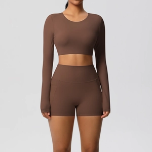 Detail van mokka-bruine yogaset met hoge taille shorts en naadloos crop top ontwerp