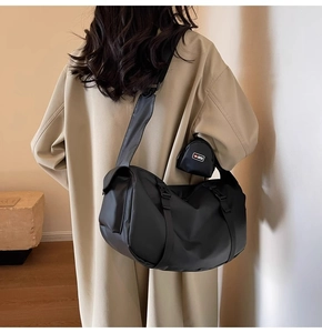 Détail du sac de sport en nylon étanche avec large bandoulière et mini pochette amovible