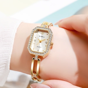 Montre carrée élégante pour femme en or avec lunette en cristal et bracelet ajouré