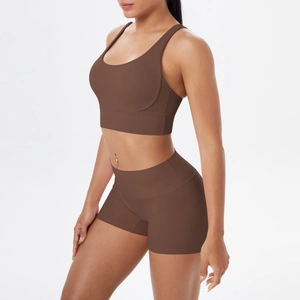 Vue latérale de l'ensemble de yoga avec short taille haute et brassière chocolat