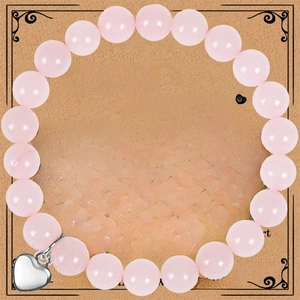 Bracelet de perles en pierre rose naturelle avec pendentif cœur en argent sur carte cadeau