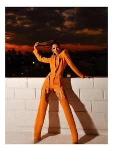 Set chic 3 pezzi arancione con blazer corto e pantaloni traforati al tramonto suggestivo
