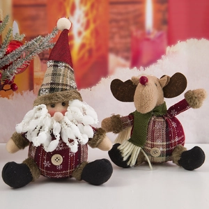 Figuras navideñas de peluche a cuadros con botones sobre un fondo festivo acogedor y cálido
