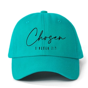 Détail d'une casquette en coton turquoise avec texte Chosen 1 Peter 2:9 imprimé noir