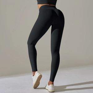 Gros plan d'un pantalon de yoga noir sans couture à taille haute avec effet push-up