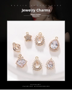 Gros plan de pendentifs de bijoux vintage élégants avec cristaux clairs.