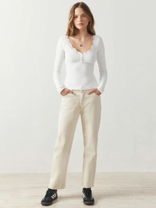 Detailaufnahme des weißen gerippten Langarmshirts mit Spitze am V-Ausschnitt und Slim-Fit