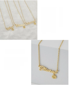 Detalle de collares de zodiaco de acero inoxidable chapado en oro 18K con letras colgantes