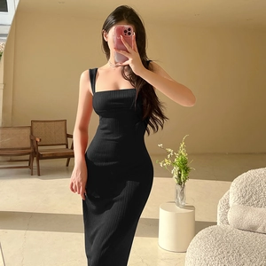 Detalle de un vestido largo de punto acanalado negro con escote cuadrado y tirantes